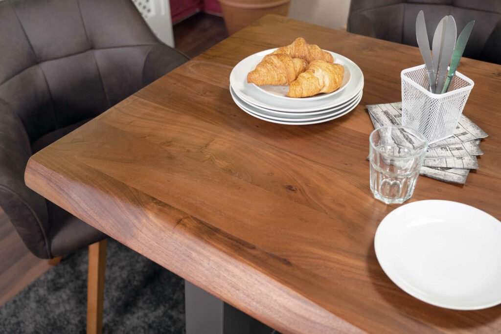 SAM_NEU-Esszimmer-Baumkante-Tische-Cali_aufgedoppelt-A_Gestell-nuss-silber-140-Cali_nuss_silber_neu_140_04