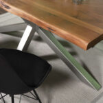 SAM_NEU-Esszimmer-Baumkante-Tische-Cali_aufgedoppelt-Spider_Gestell-nuss-silber-300-Cali_nussbaum_300_04