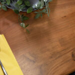 SAM_NEU-Esszimmer-Baumkante-Tische-Cali_aufgedoppelt-U_Gestell-nuss-schwarz-240-Cali_240_nuss_U_05