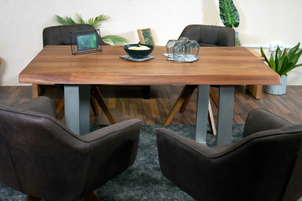 SAM_NEU-Esszimmer-Baumkante-Tische-Cali_aufgedoppelt-U_Gestell-nuss-silber-200-Cali_200_nuss_U_07