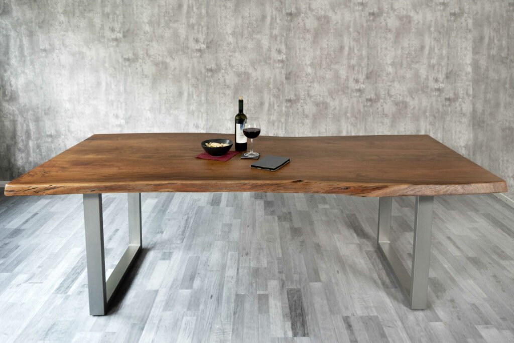 SAM_NEU-Esszimmer-Baumkante-Tische-Cali_aufgedoppelt-U_Gestell-nuss-silber-300-BKT_Cali_nuss_silber_300_04