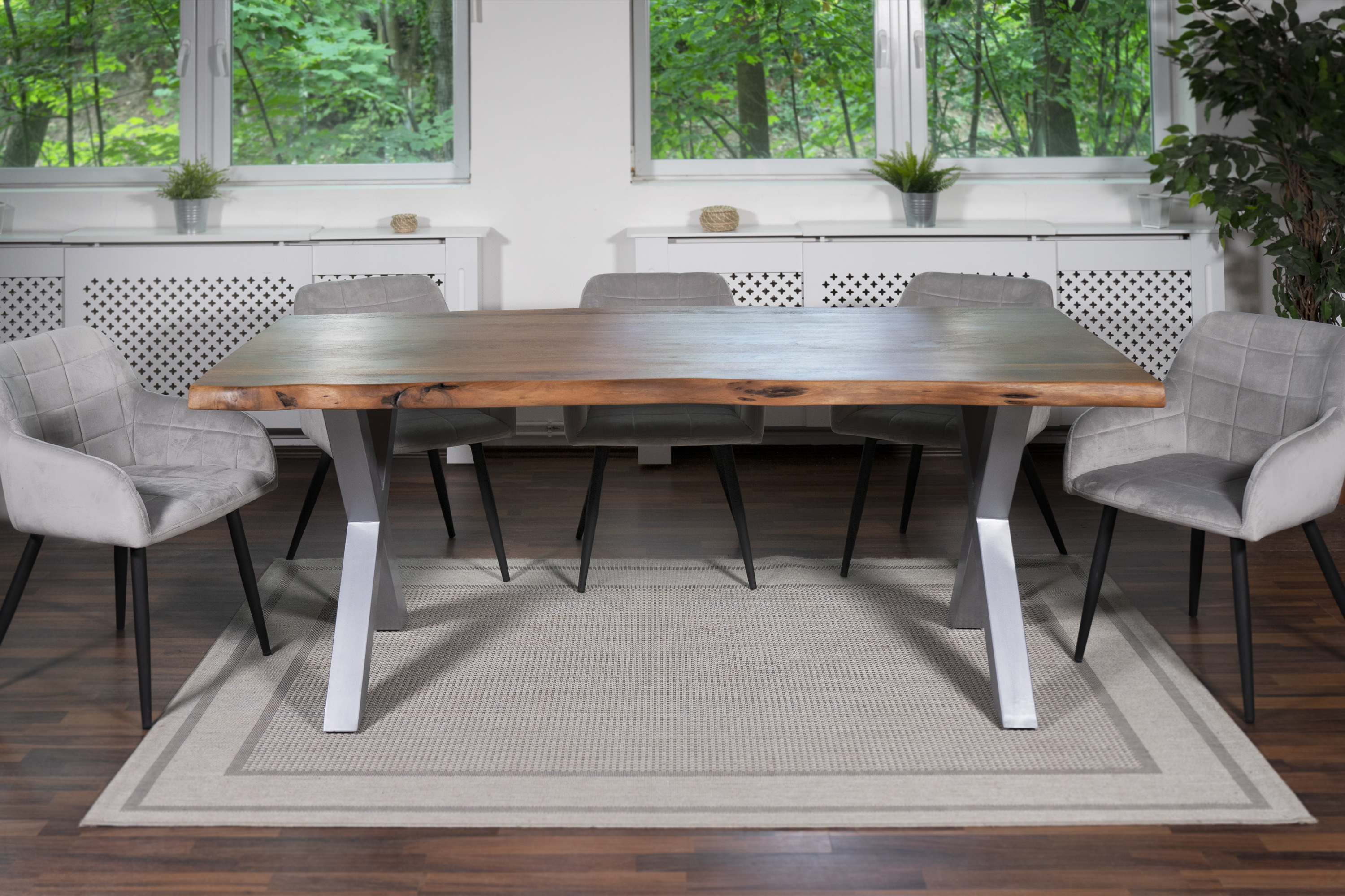 SAM_NEU-Esszimmer-Baumkante-Tische-Cali_aufgedoppelt-X_Gestell-BKT-nuss-silber-350-BKT_Cali_05