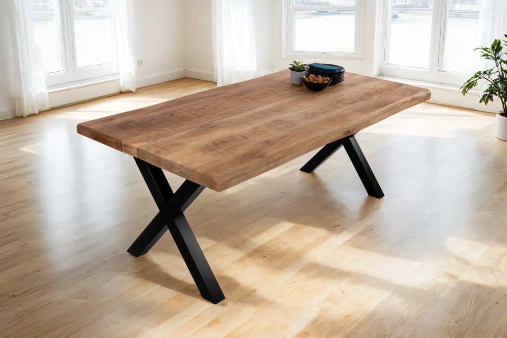 SAM_NEU-Esszimmer-Baumkante-Tische-Cali_aufgedoppelt-X_Gestell-mango-schwarz-220-BKT_Cali_mango_rough_01