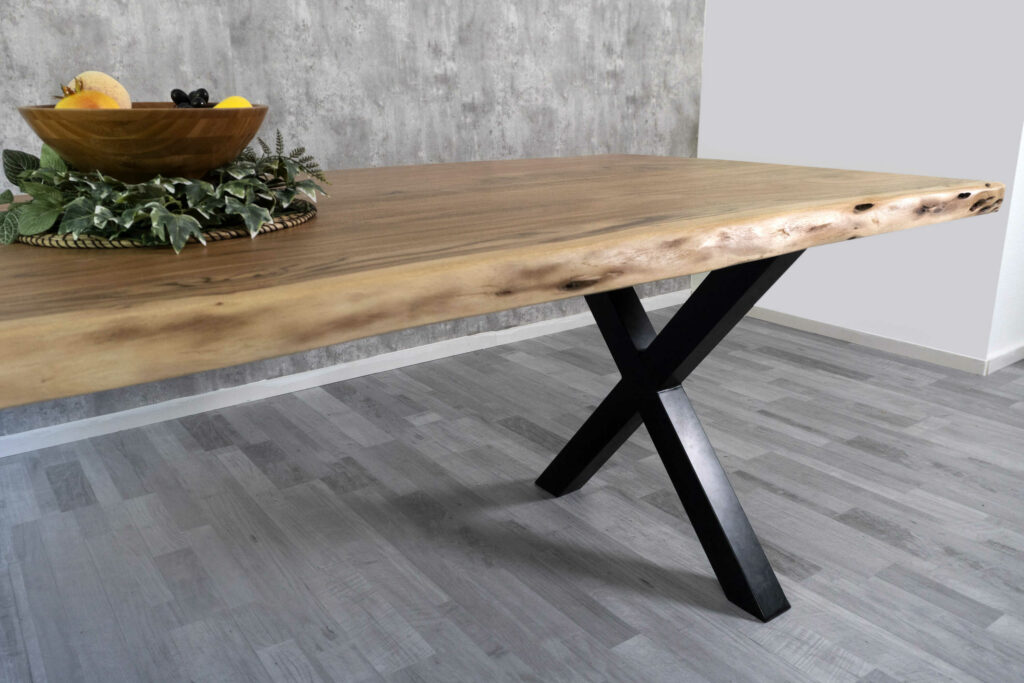 SAM_NEU-Esszimmer-Baumkante-Tische-Cali_aufgedoppelt-X_Gestell-natur-schwarz-240-BKT_Cali_natur_schwarz_240_05