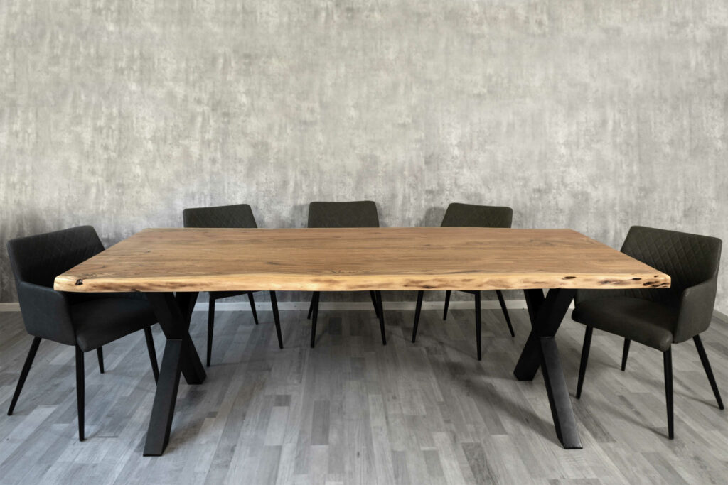 SAM_NEU-Esszimmer-Baumkante-Tische-Cali_aufgedoppelt-X_Gestell-natur-schwarz-260-BKT_Cali_natur_schwarz_260_04