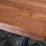 SAM_NEU-Esszimmer-Baumkante-Tische-Cali_aufgedoppelt-X_Gestell-nuss-schwarz-120-Cali_nussbaum_120_x_04