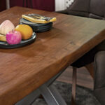 SAM_NEU-Esszimmer-Baumkante-Tische-Cali_aufgedoppelt-X_Gestell-nuss-silber-140-Cali_nussbaum_140_x_04