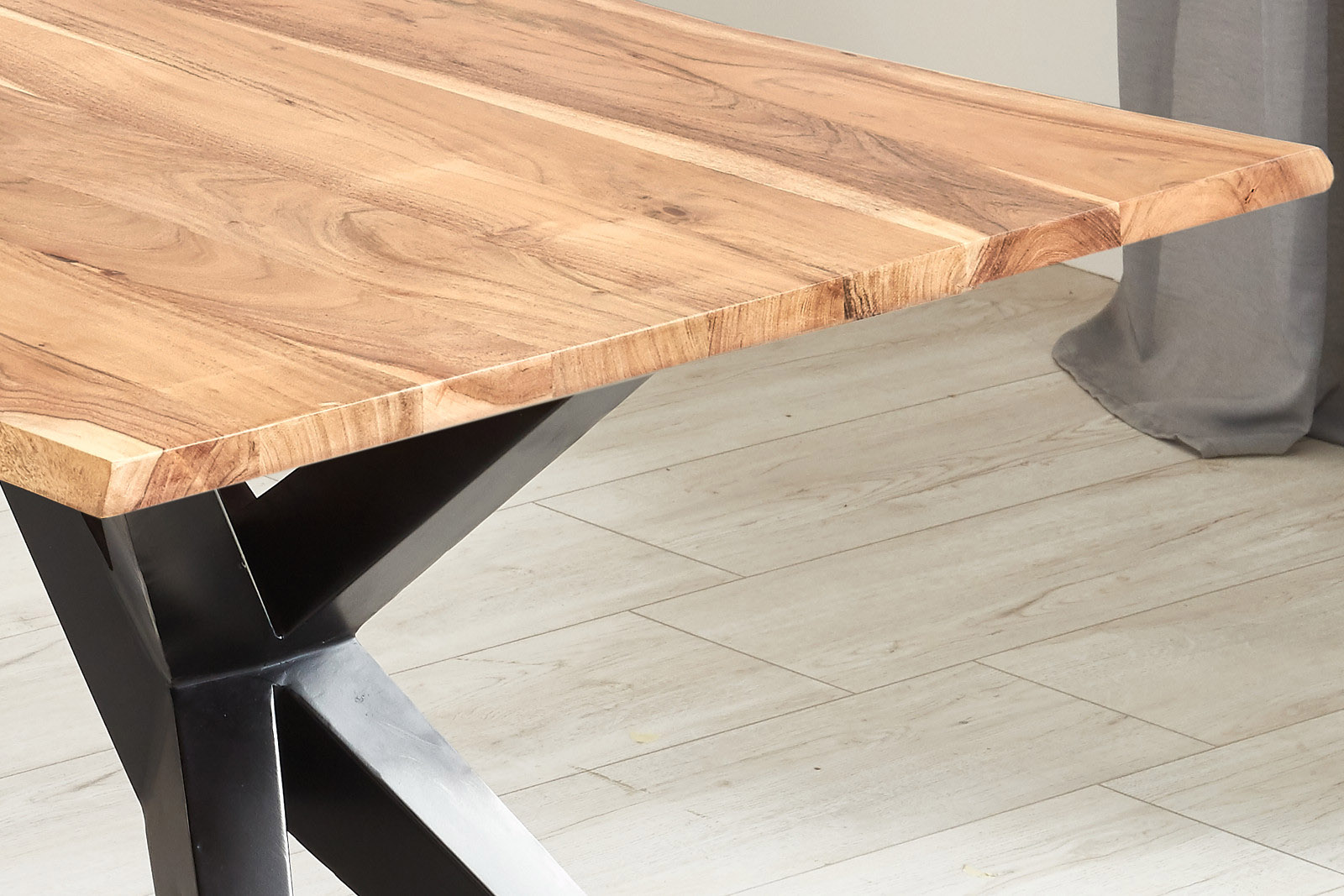 SAM_NEU-Esszimmer-Baumkante-Tische-Conni-natur-260-Conni_naturfarben_schwarz_260_neu_04-37