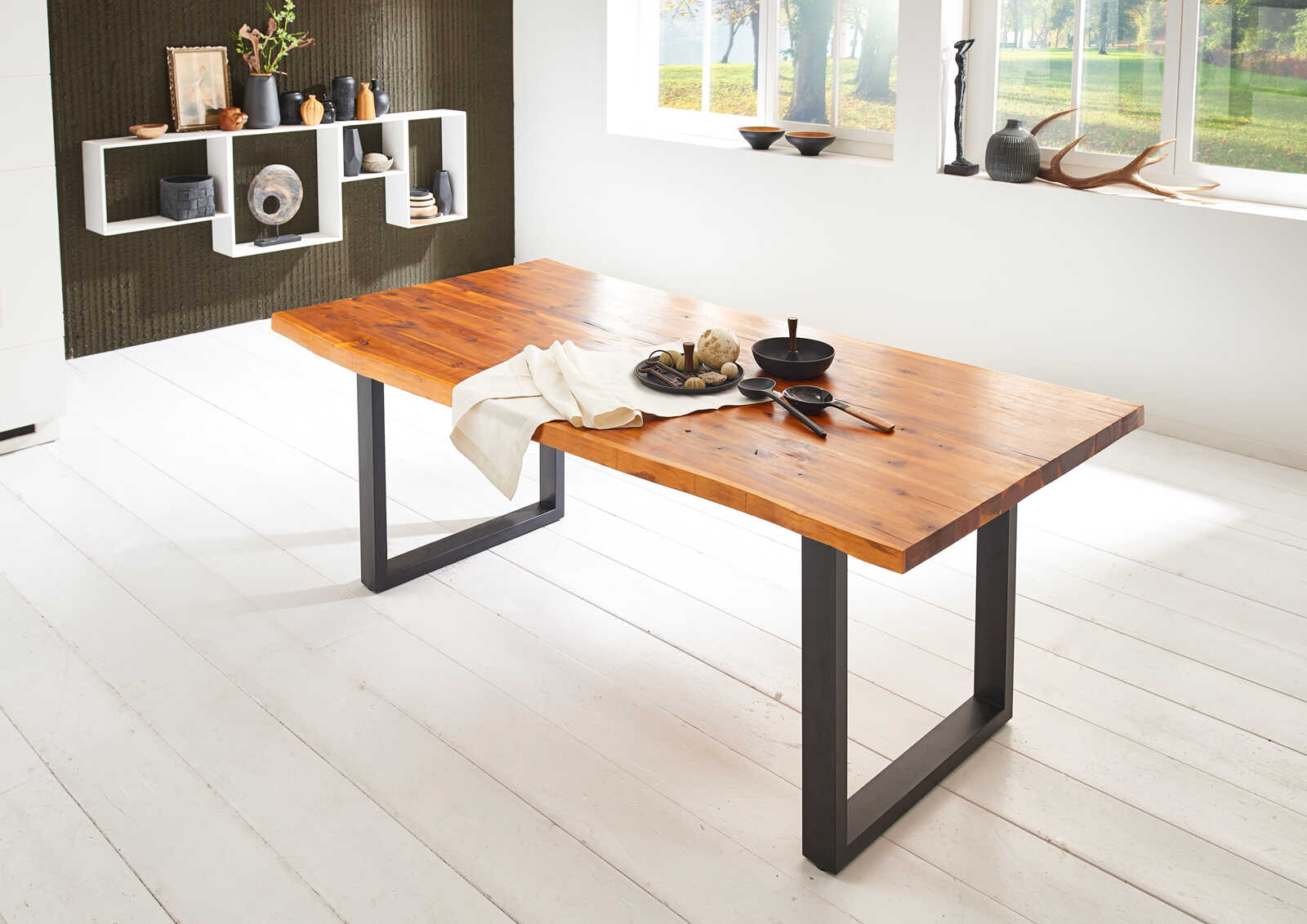 Cognacfarbener Baumkantentisch aus Akazienholz mit Metallgestell
