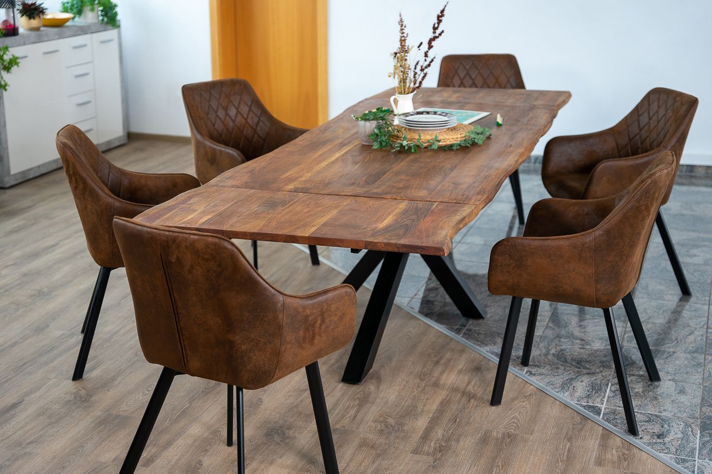 SAM_NEU-Esszimmer-Baumkante-Tische-Jannik-nougat-120-BKT_Jannik_nougat_06-31