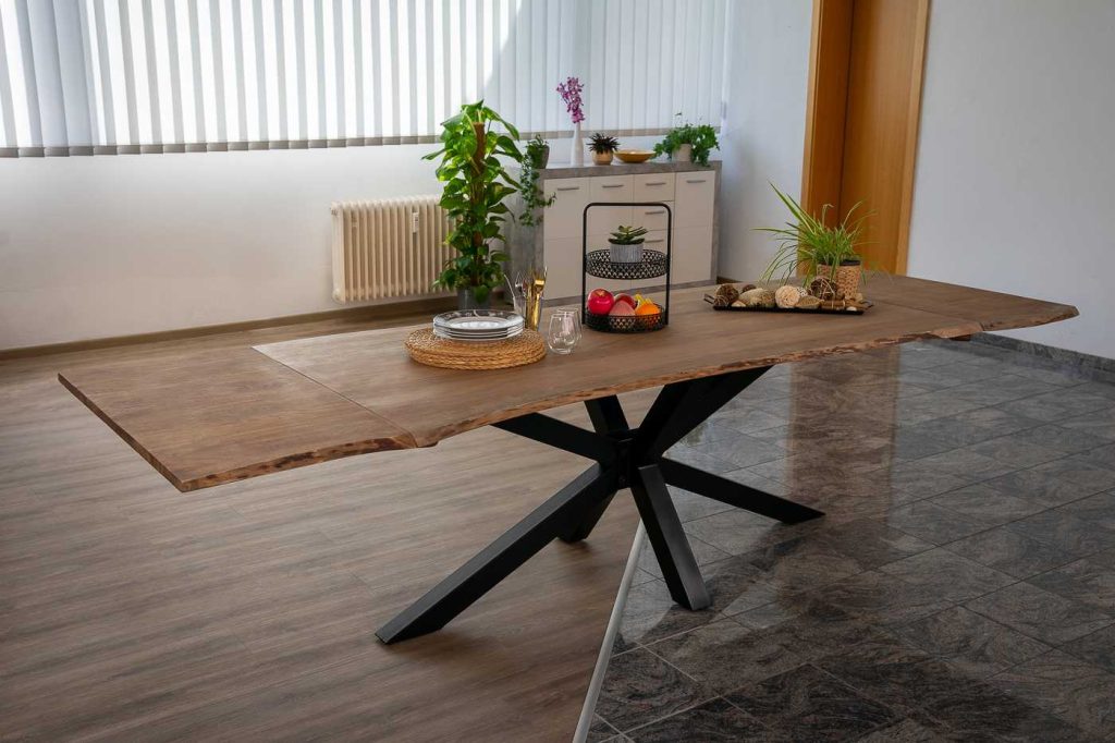 SAM_NEU-Esszimmer-Baumkante-Tische-Jannik-stone-140-BKT_Jannik_stone_01