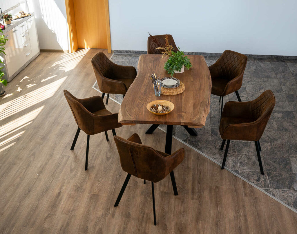 SAM_NEU-Esszimmer-Baumkante-Tische-Janosh-nougat-160-Janosh_nougatfarben_schwarz_08
