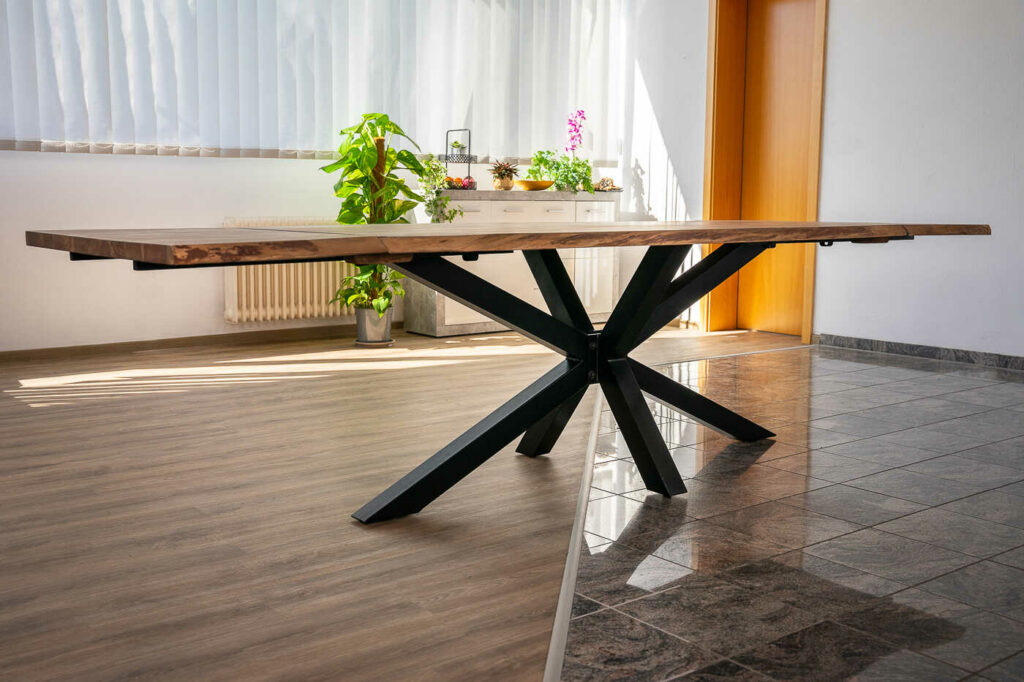 SAM_NEU-Esszimmer-Baumkante-Tische-Janosh-nougat-180-Janosh_nougatfarben_schwarz_04