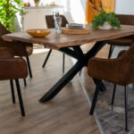 SAM_NEU-Esszimmer-Baumkante-Tische-Janosh-nougat-180-Janosh_nougatfarben_schwarz_07