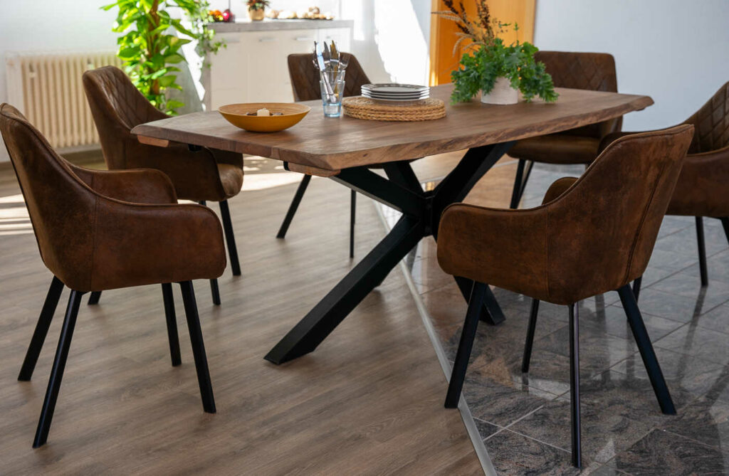 SAM_NEU-Esszimmer-Baumkante-Tische-Janosh-nougat-200-Janosh_nougatfarben_schwarz_07