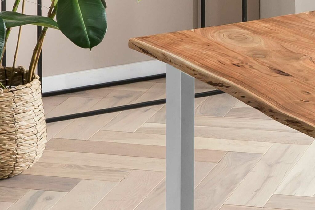 SAM_NEU-Esszimmer-Baumkante-Tische-Mundra-nuss-silber-90-BKT_Mundra_silber_90_04