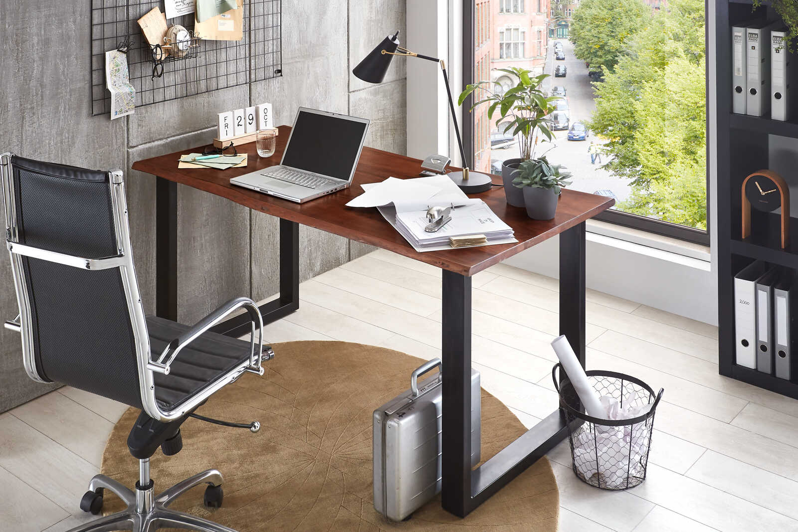 Schreibtisch mit Baumkante aus Akazienholz und schwarzen U-Gestellen im Büro