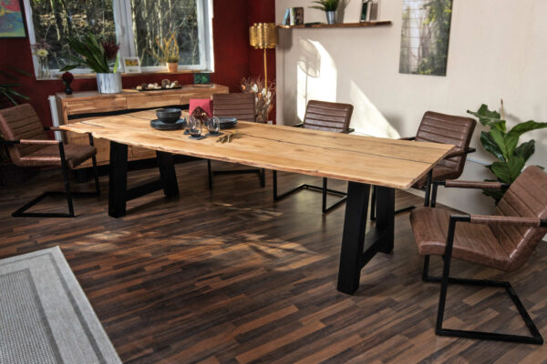 Baumkantentisch Akazie natur mit schwarzen Resin-Adern 220 x 100 cm A-Gestell schwarz POLLY