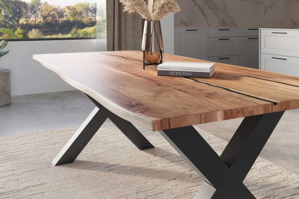 Baumkantentisch Akazie natur mit schwarzen Resin-Adern 240 x 100 cm X-Gestell schwarz POLLY