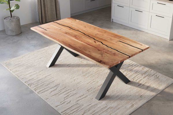 Baumkantentisch Akazie natur mit schwarzen Resin-Adern 240 x 100 cm X-Gestell schwarz POLLY