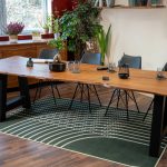 SAM_NEU-Esszimmer-Baumkante-Tische-Polly-Nussbaum-A-Form-schwarz-280-Polly_nuss_280_schwarz_01