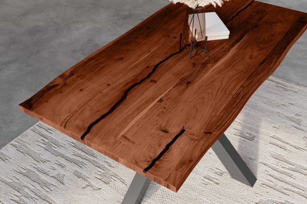 Baumkantentisch Akazie nussbaum mit schwarzen Resin-Adern 160 x 85 cm Spider-Gestell schwarz POLLY