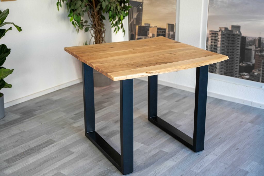 SAM_NEU-Esszimmer-Baumkante-Tische-Quinn-natur-schwarz-90-Esstisch_Quinn_01