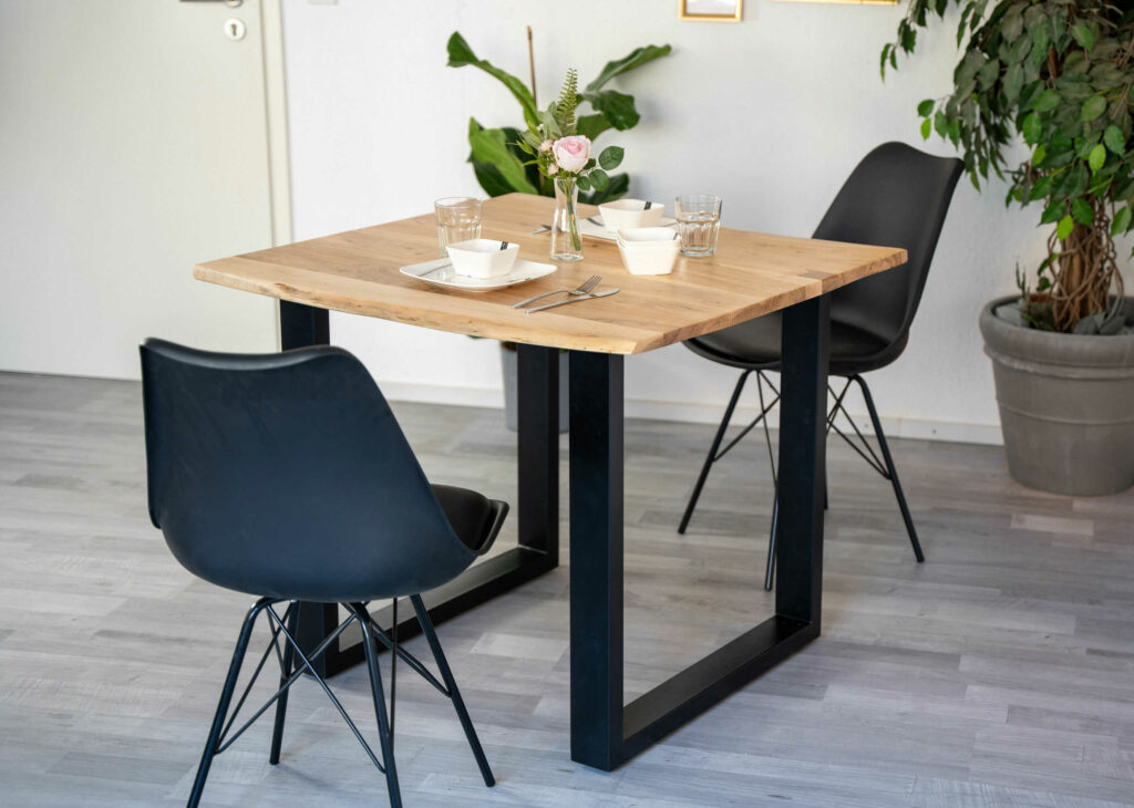 SAM_NEU-Esszimmer-Baumkante-Tische-Quinn-natur-schwarz-90-Esstisch_Quinn_07