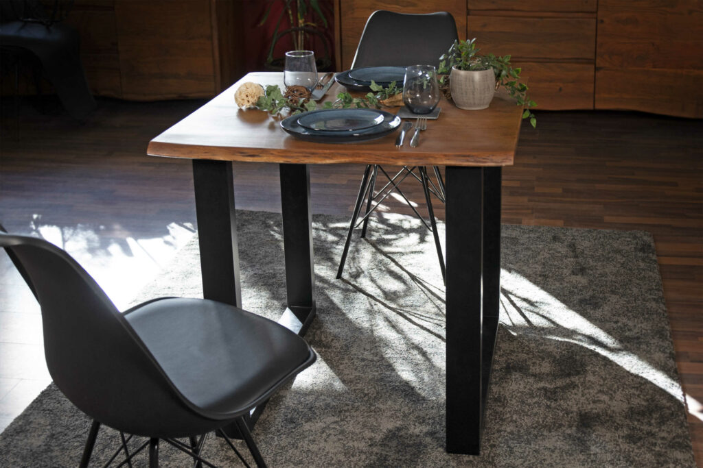 SAM_NEU-Esszimmer-Baumkante-Tische-Quinn-nussbaum-schwarz-80-Esstisch_Quinn_nussbaum_07