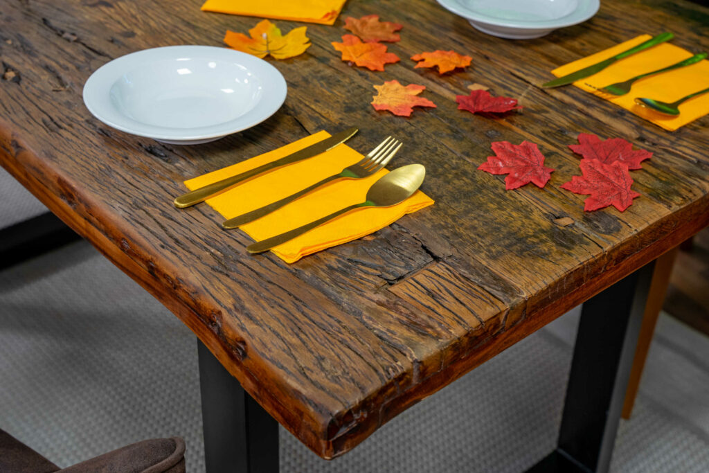 SAM_NEU-Esszimmer-Baumkante-Tische-Ramon-schwarz-260-Ramon_rough_wood_schwarz_07