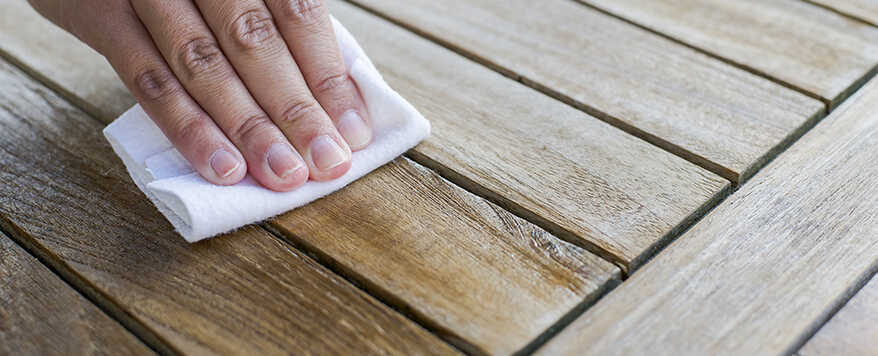 Reinigung und Pflege von Holzoberflaechen